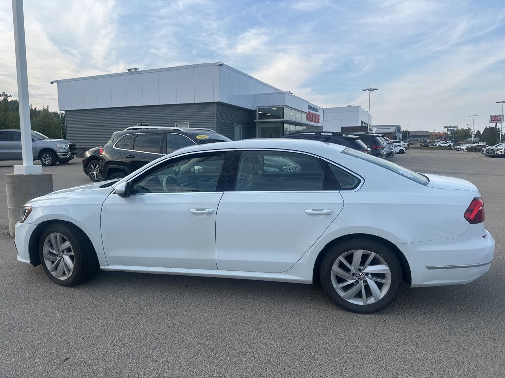 2018 Volkswagen Passat 2.0T SE photo 3