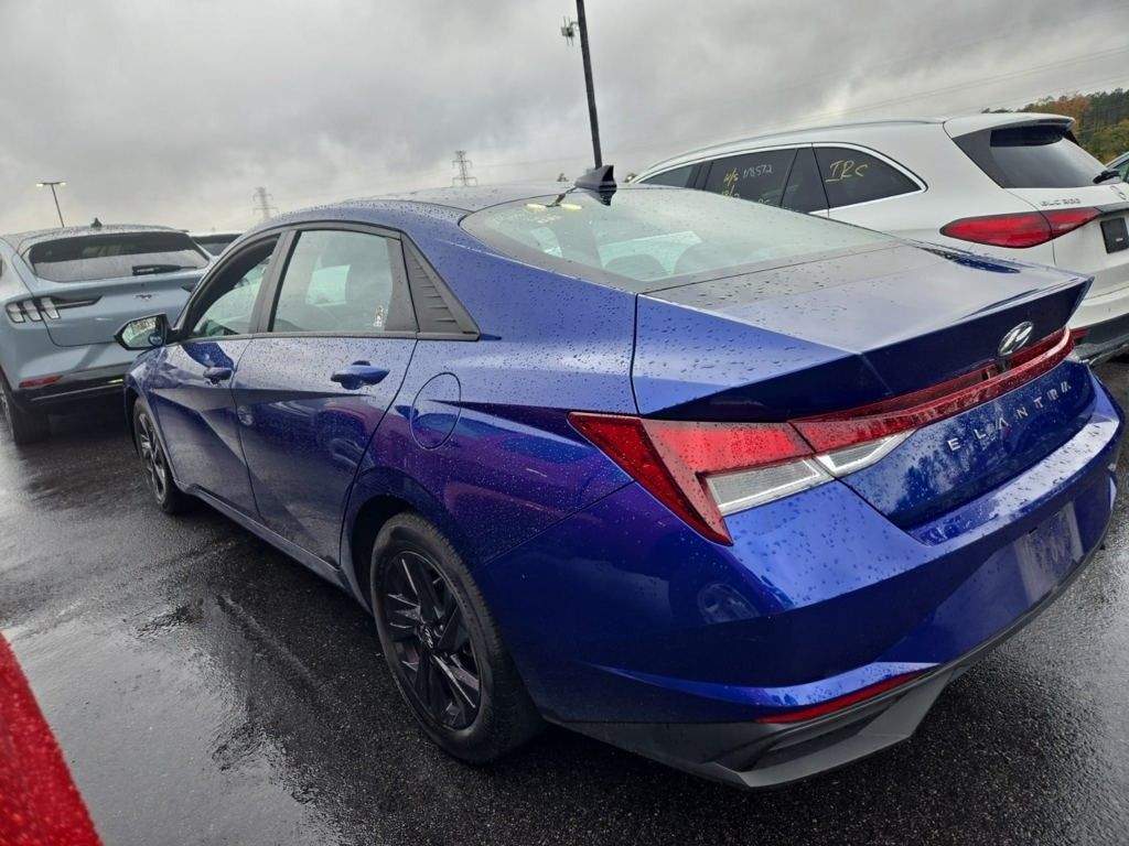 2023 Hyundai Elantra SEL photo 3
