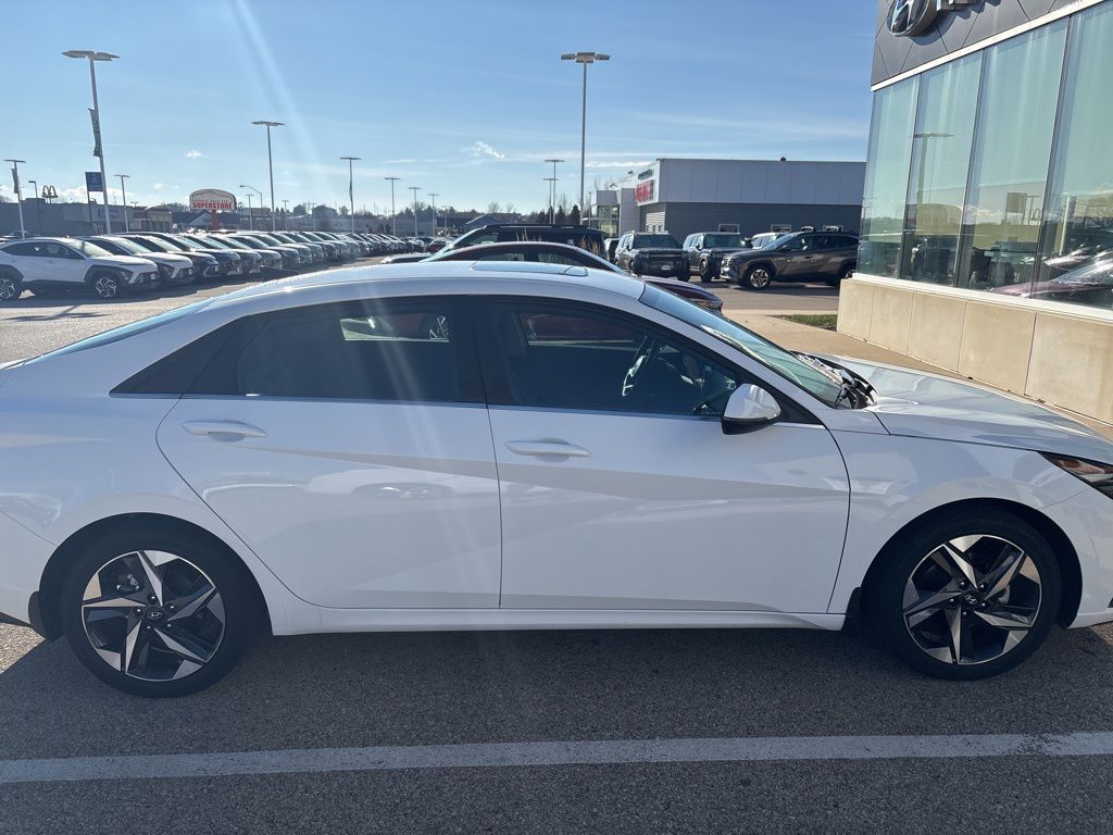 2023 Hyundai Elantra Limited photo 3