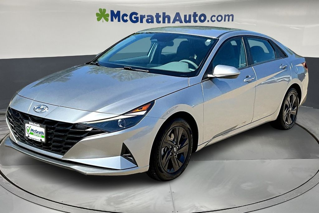2022 Hyundai Elantra SEL photo 3