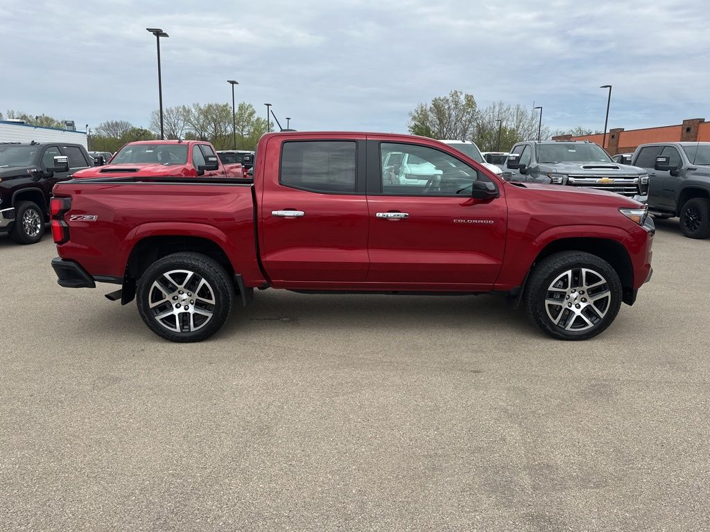 2023 Chevrolet Colorado Z71 photo 2
