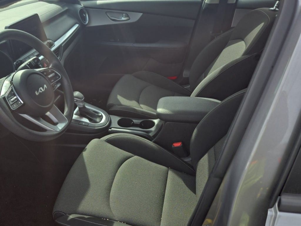 2024 Kia Forte LXS photo 2