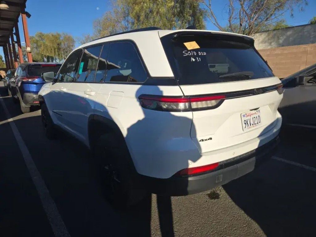 2024 Jeep Grand Cherokee Laredo Altitude X photo 2