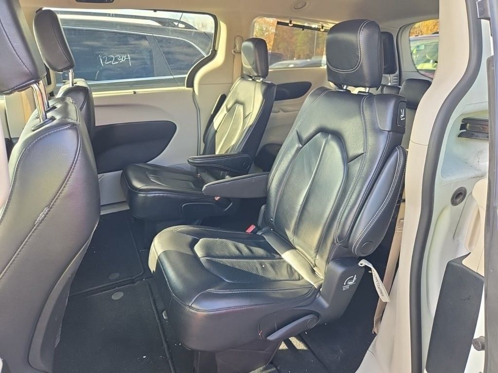 2022 Chrysler Pacifica Touring L photo 4