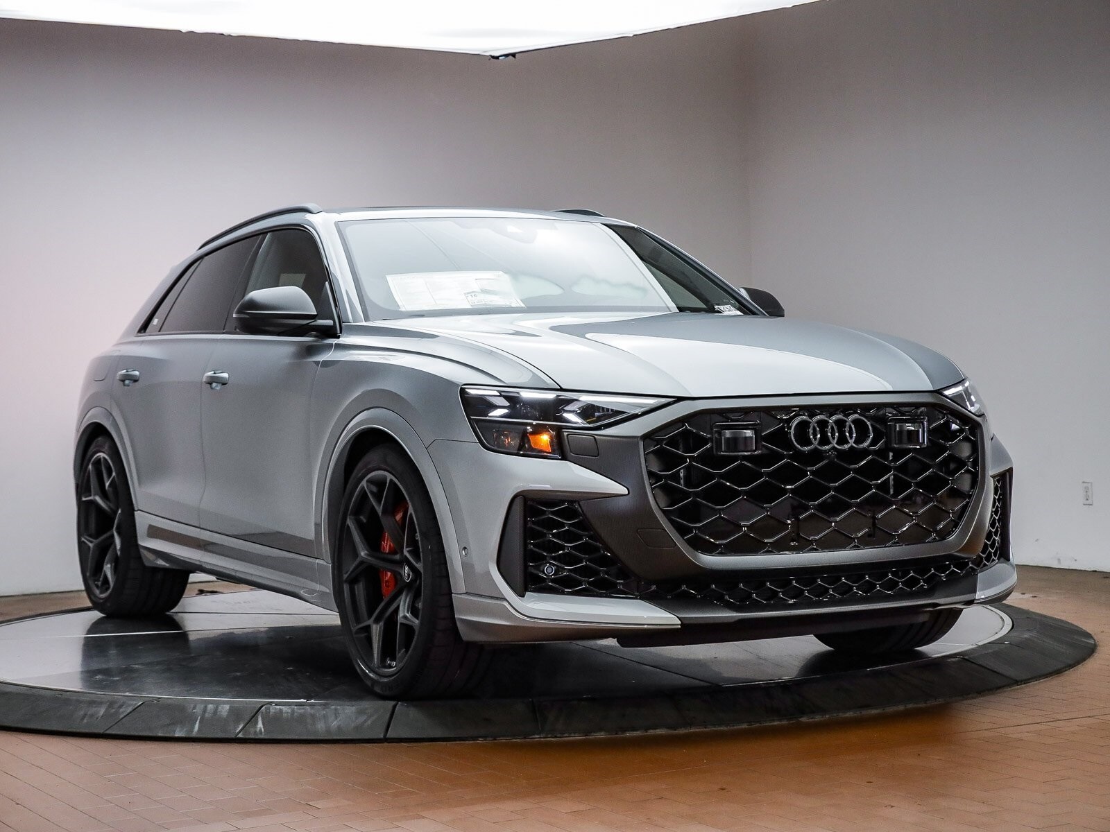 2025 Audi RS Q8 photo 3