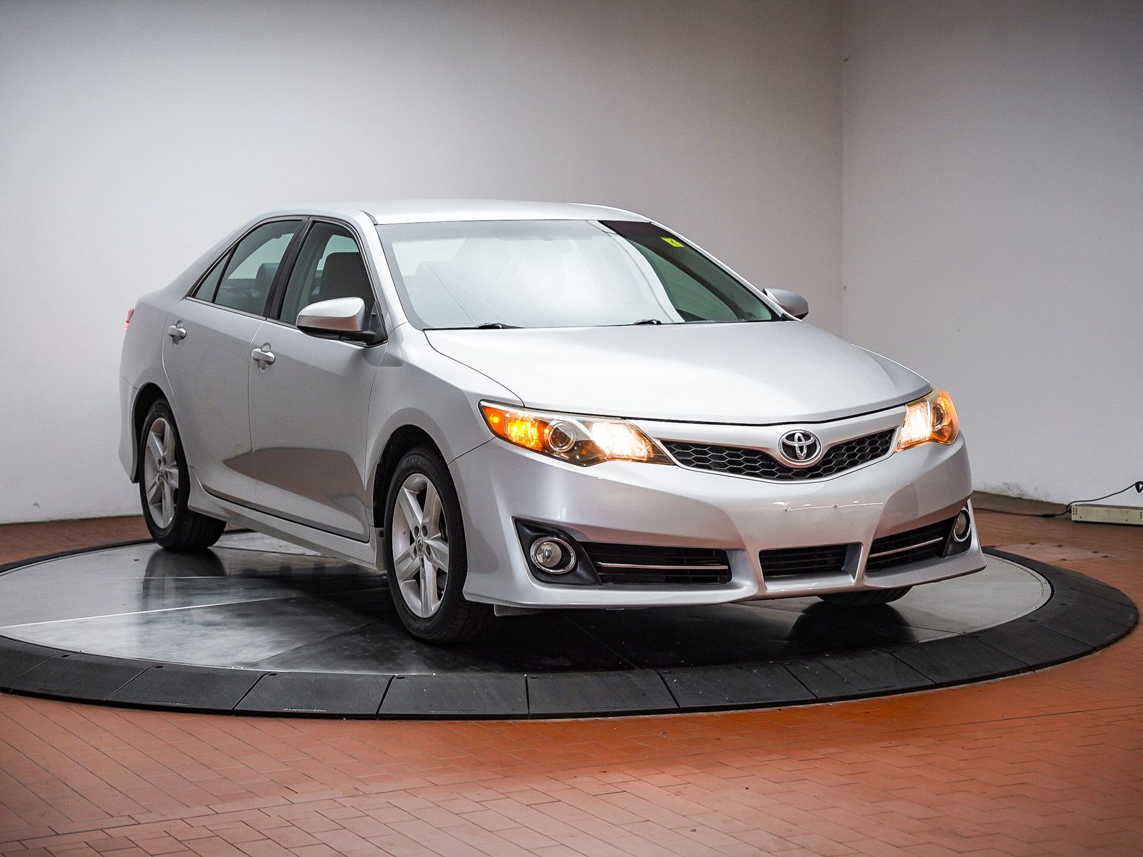 2013 Toyota Camry SE photo 2