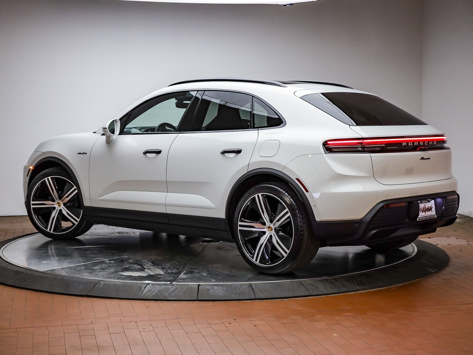 2025 Porsche Macan Electric photo 3