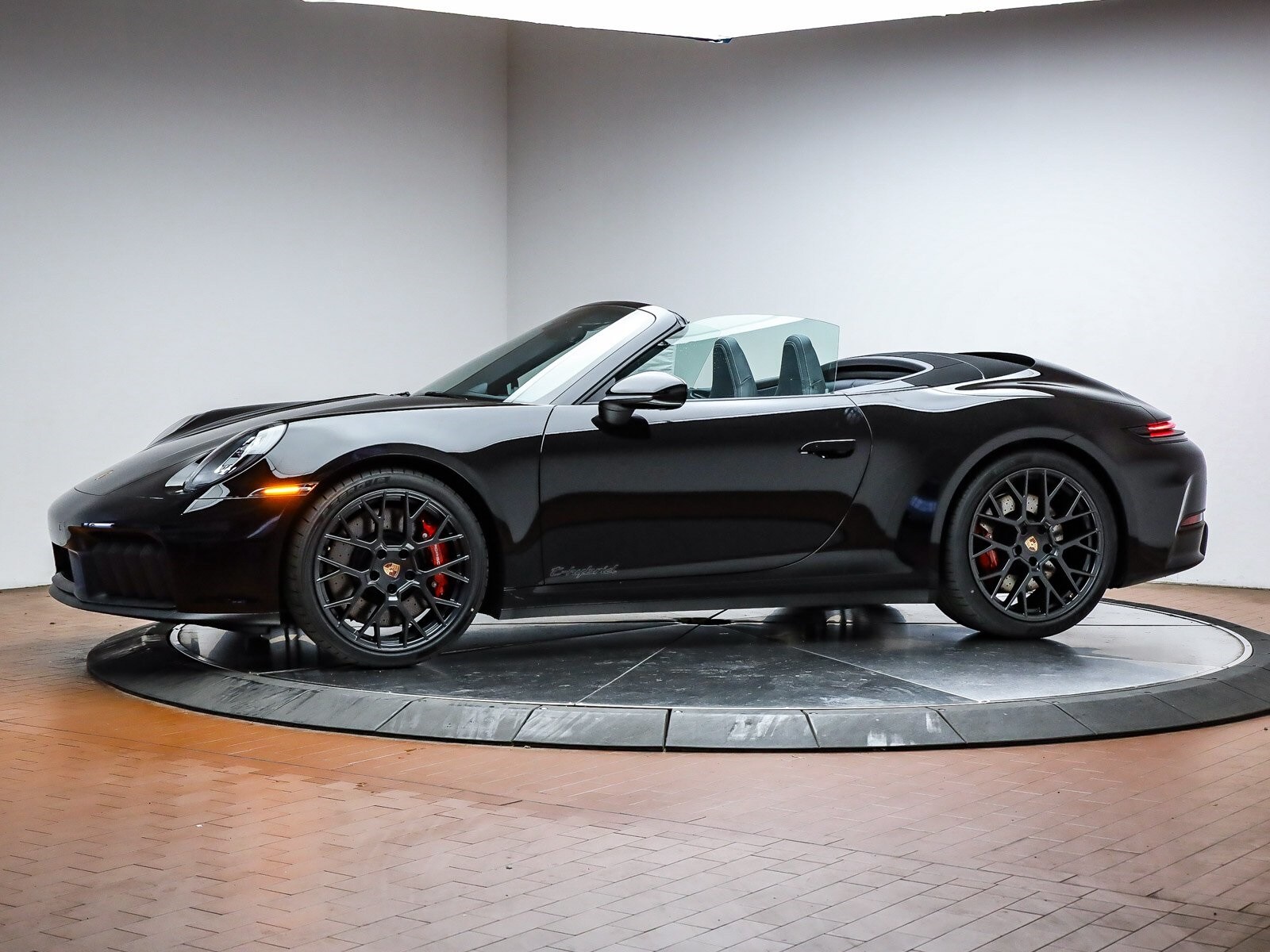 2026 Porsche 911 GTS Cabriolet photo 2