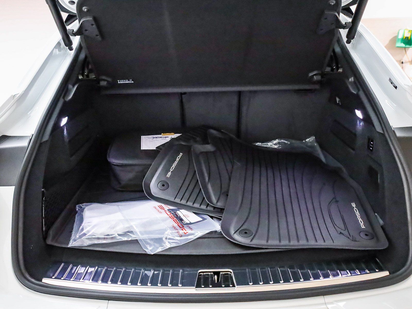 2026 Porsche Cayenne Coup Turbo E-Hybrid - Photo 30