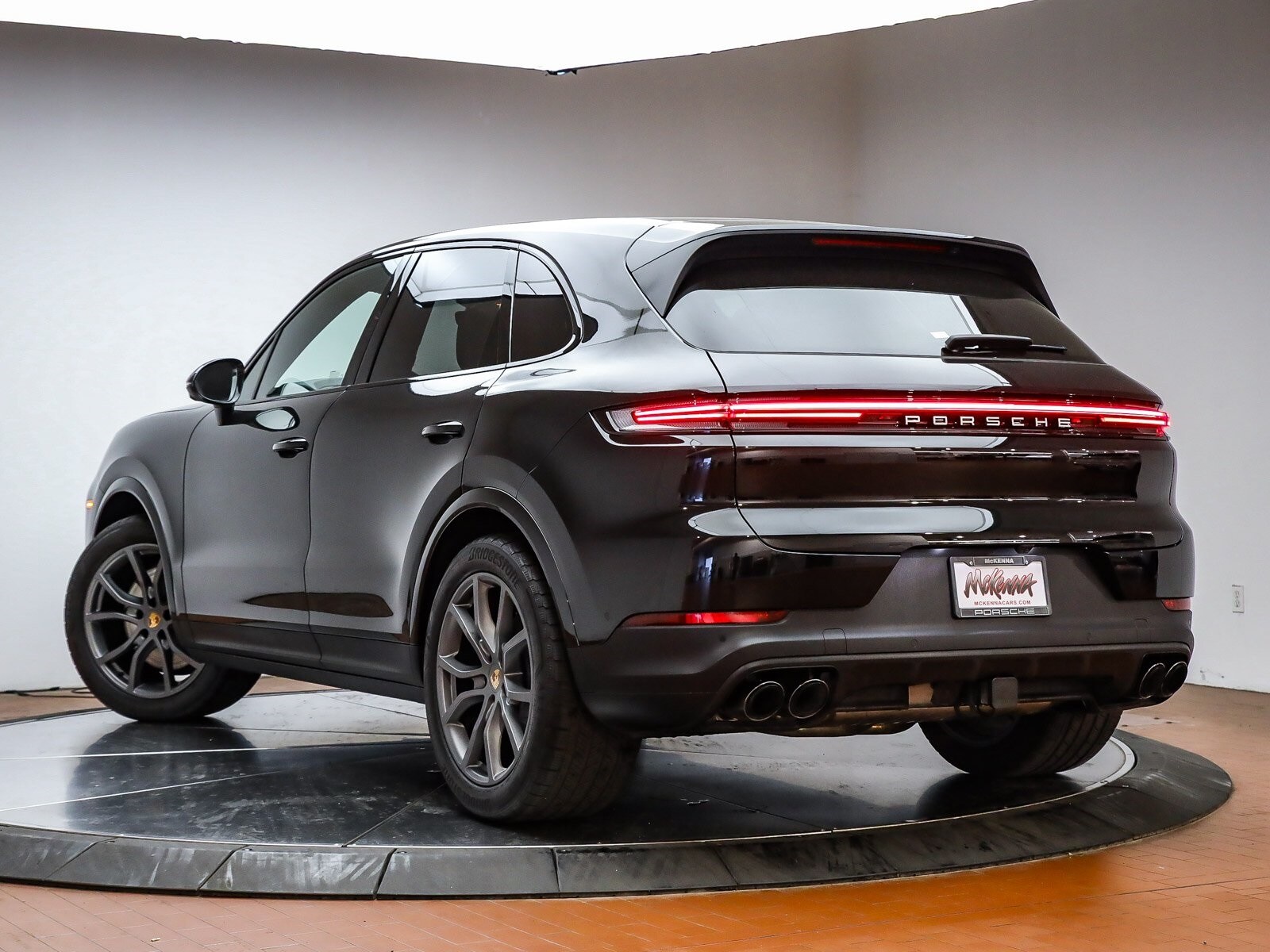 2025 Porsche Cayenne photo 2