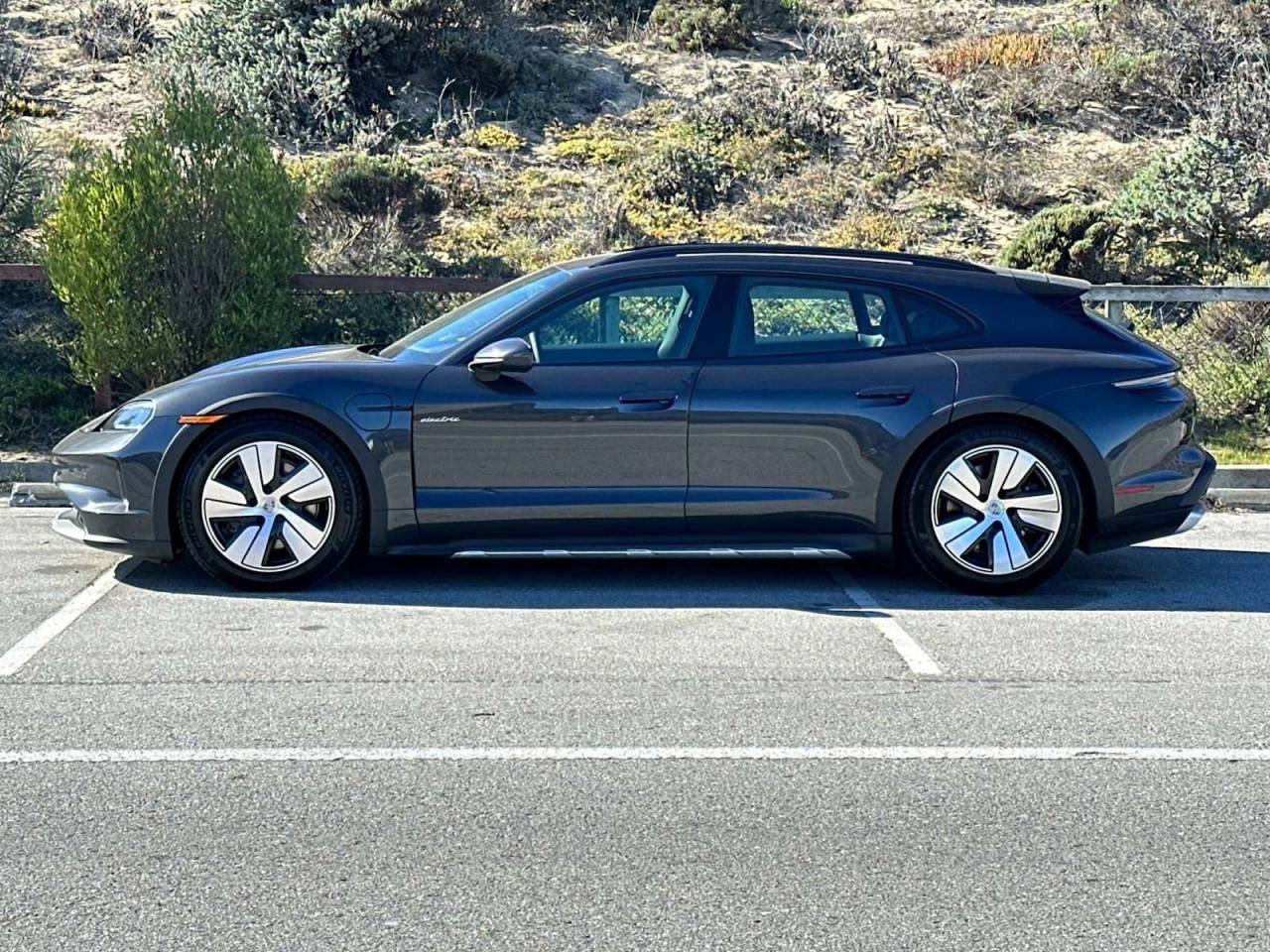 2025 Porsche Taycan 4 Cross Turismo photo 2