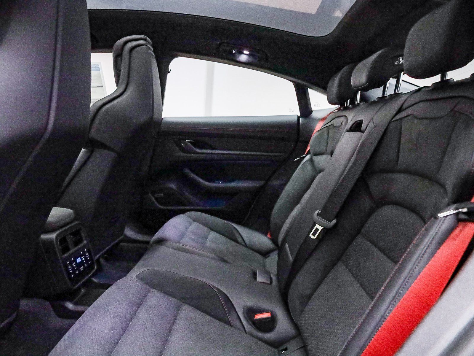 2025 Porsche Taycan GTS - Photo 23