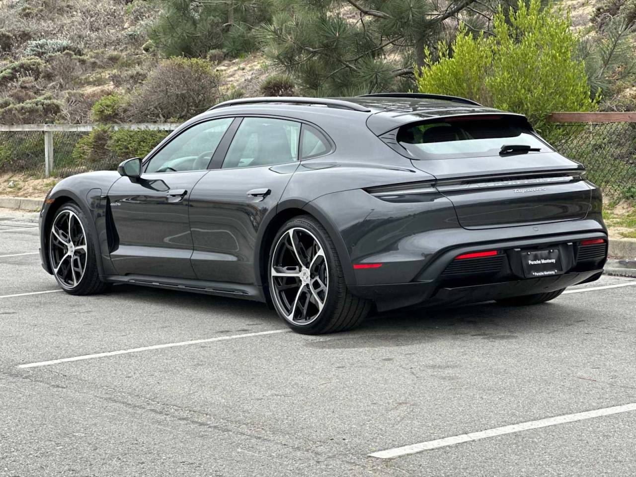 2025 Porsche Taycan 4S Cross Turismo photo 3