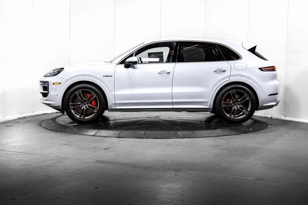 2025 Porsche Cayenne Turbo E-Hybrid photo 2