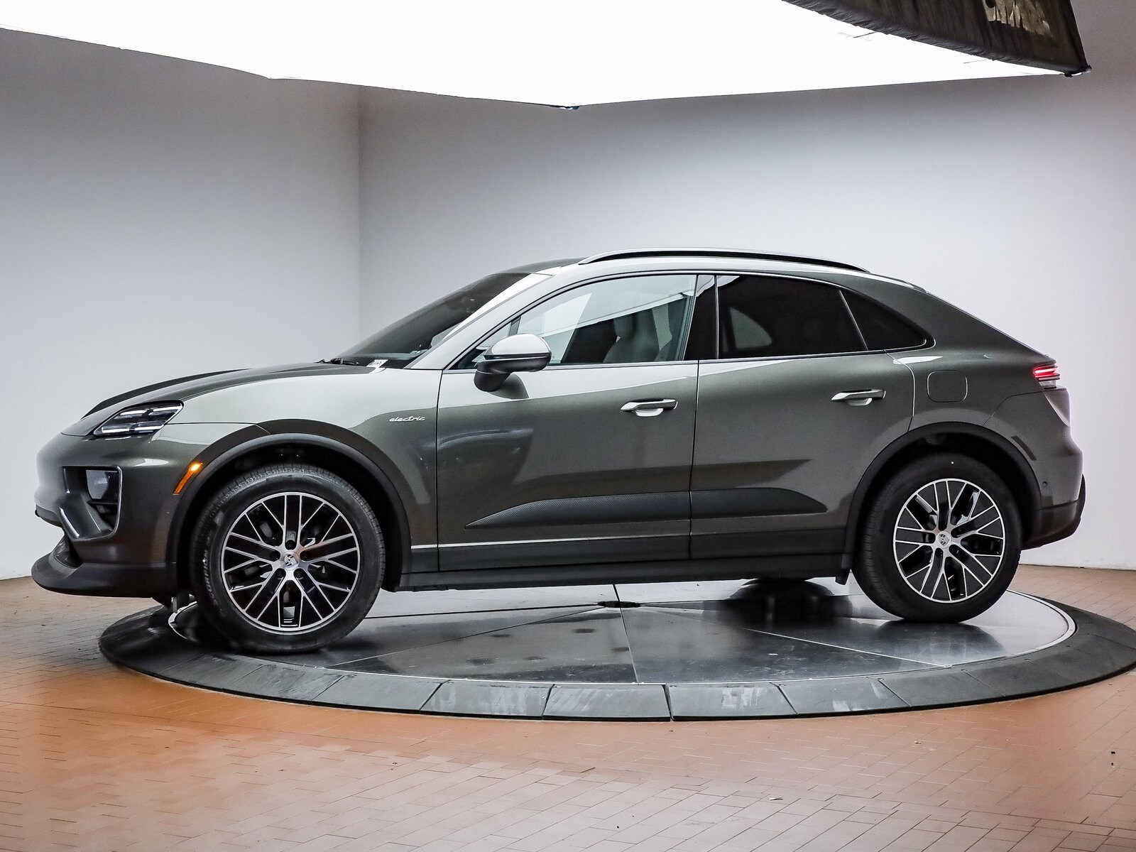 2025 Porsche Macan Electric photo 2