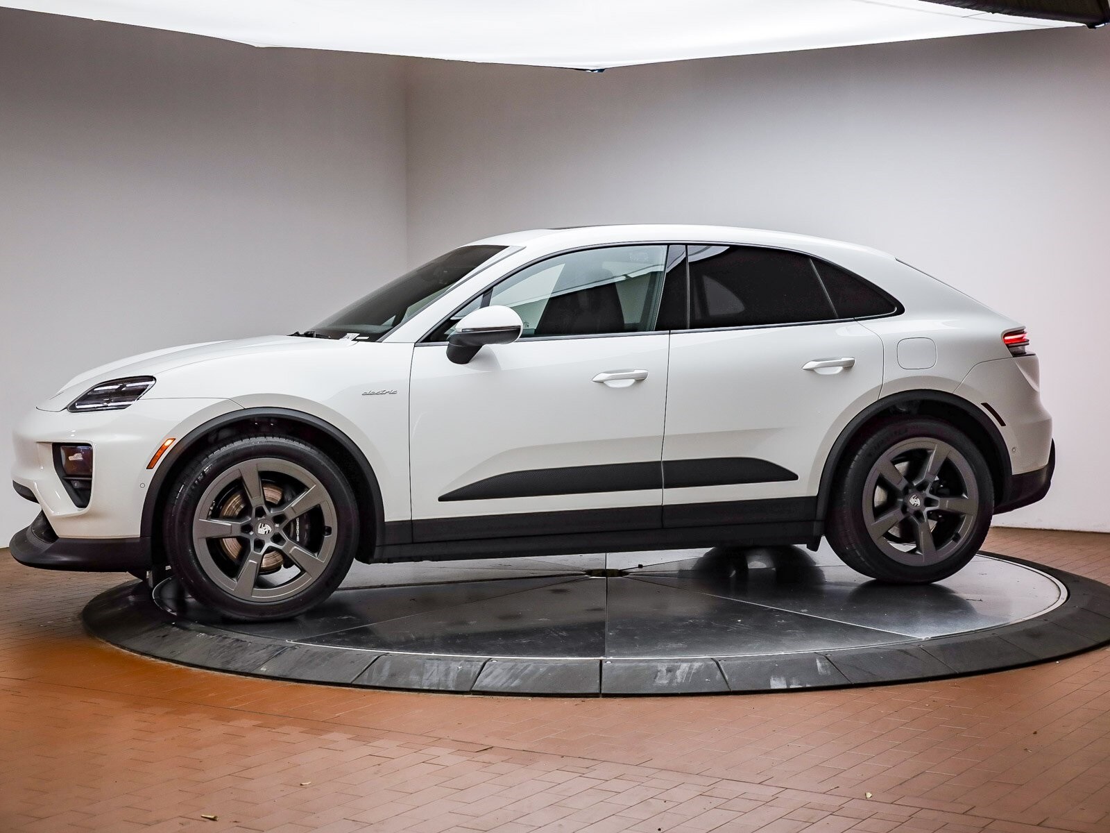 2025 Porsche Macan Electric photo 2