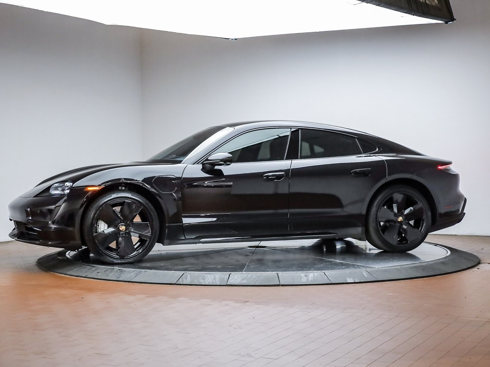 2021 Porsche Taycan Turbo photo 2