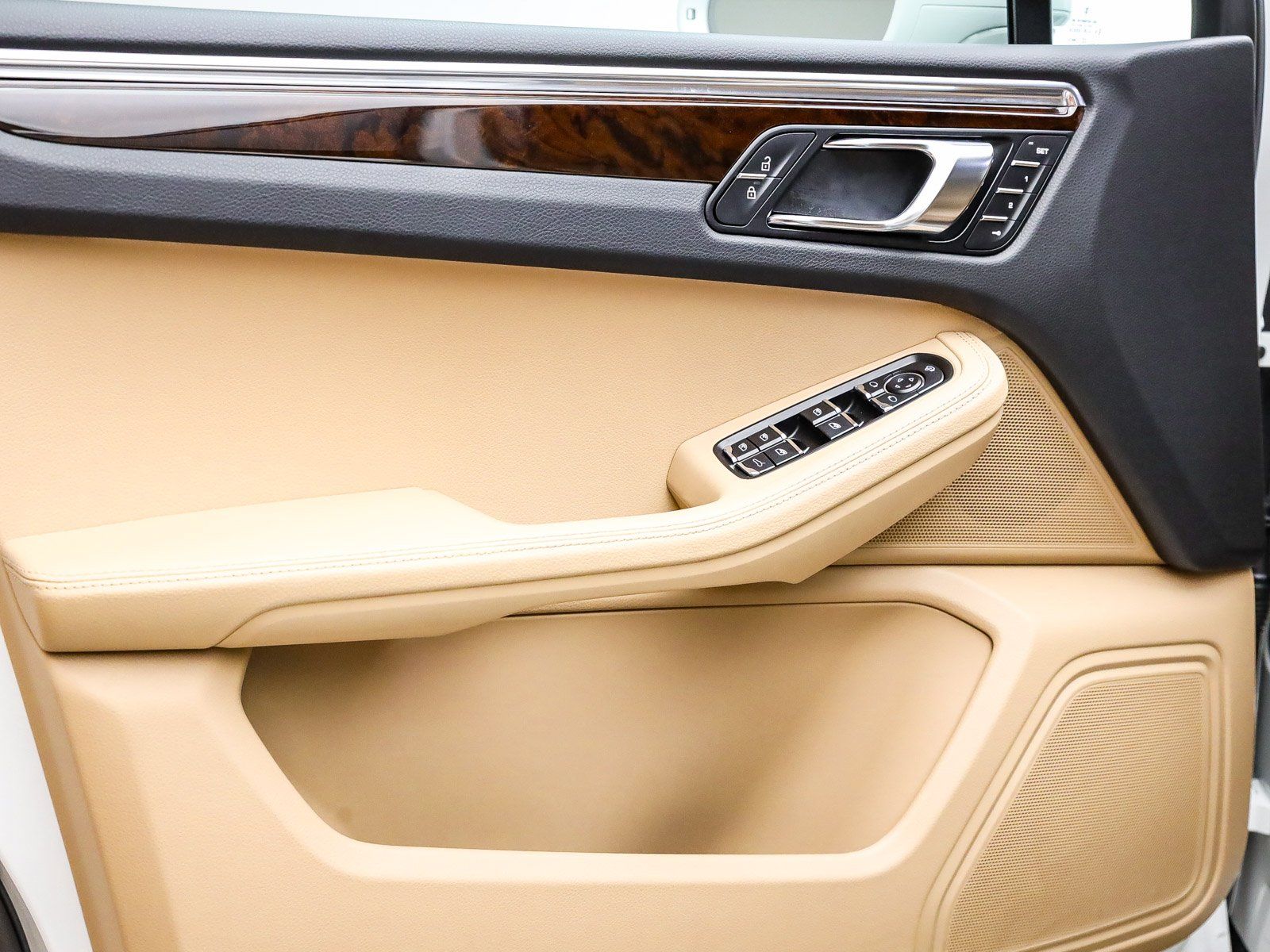 2025 Porsche Macan - Photo 24