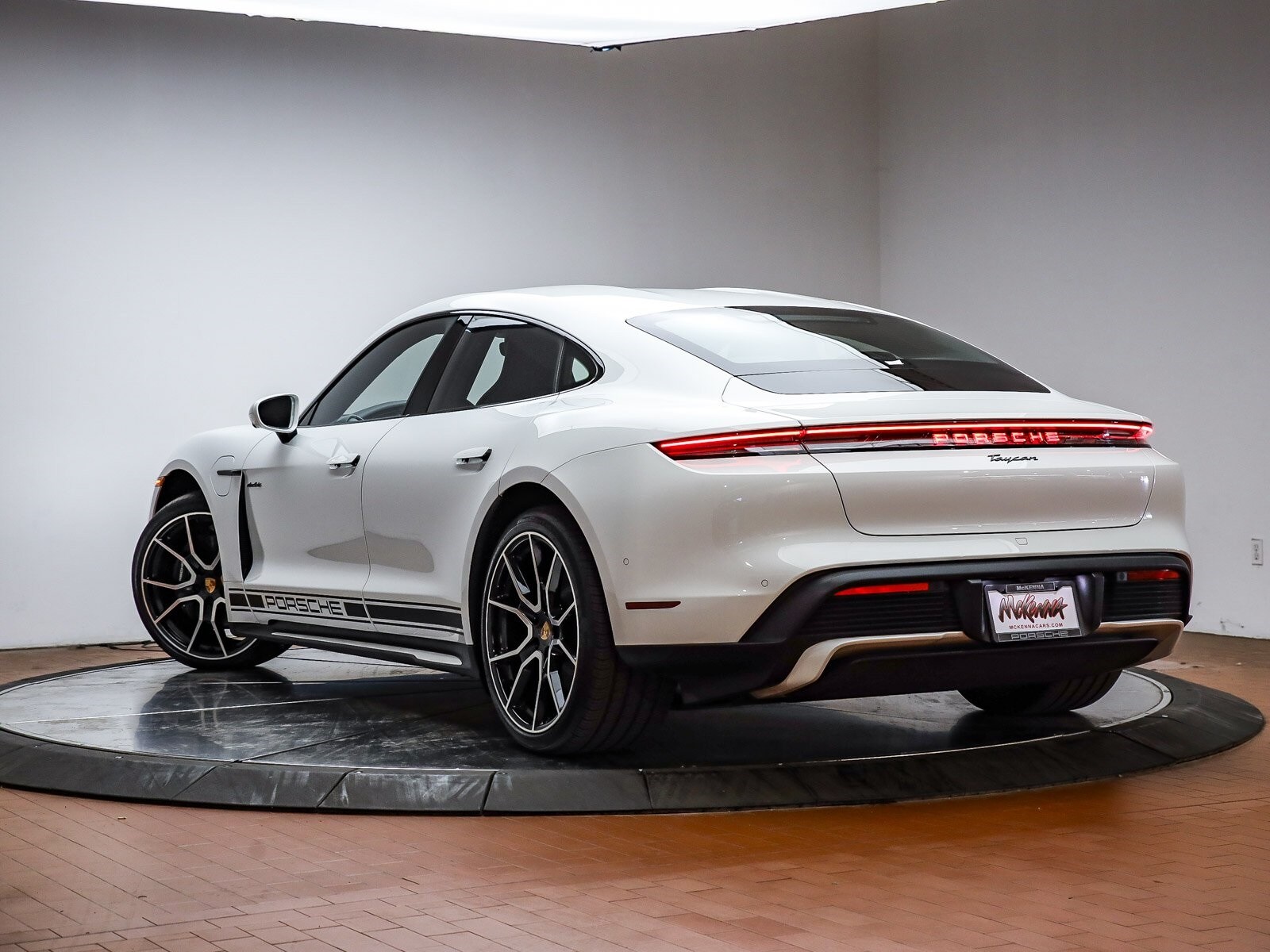 2025 Porsche Taycan photo 3