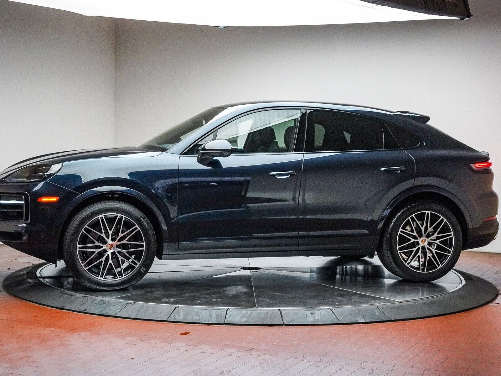 2025 Porsche Cayenne Coupe photo 2