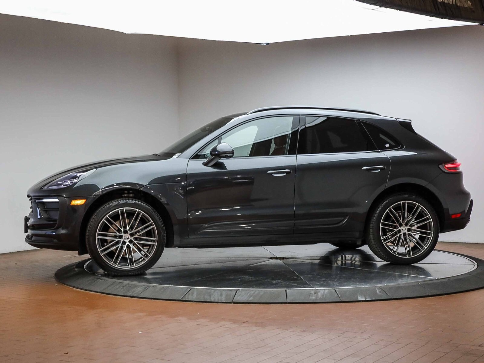 2025 Porsche Macan T photo 2