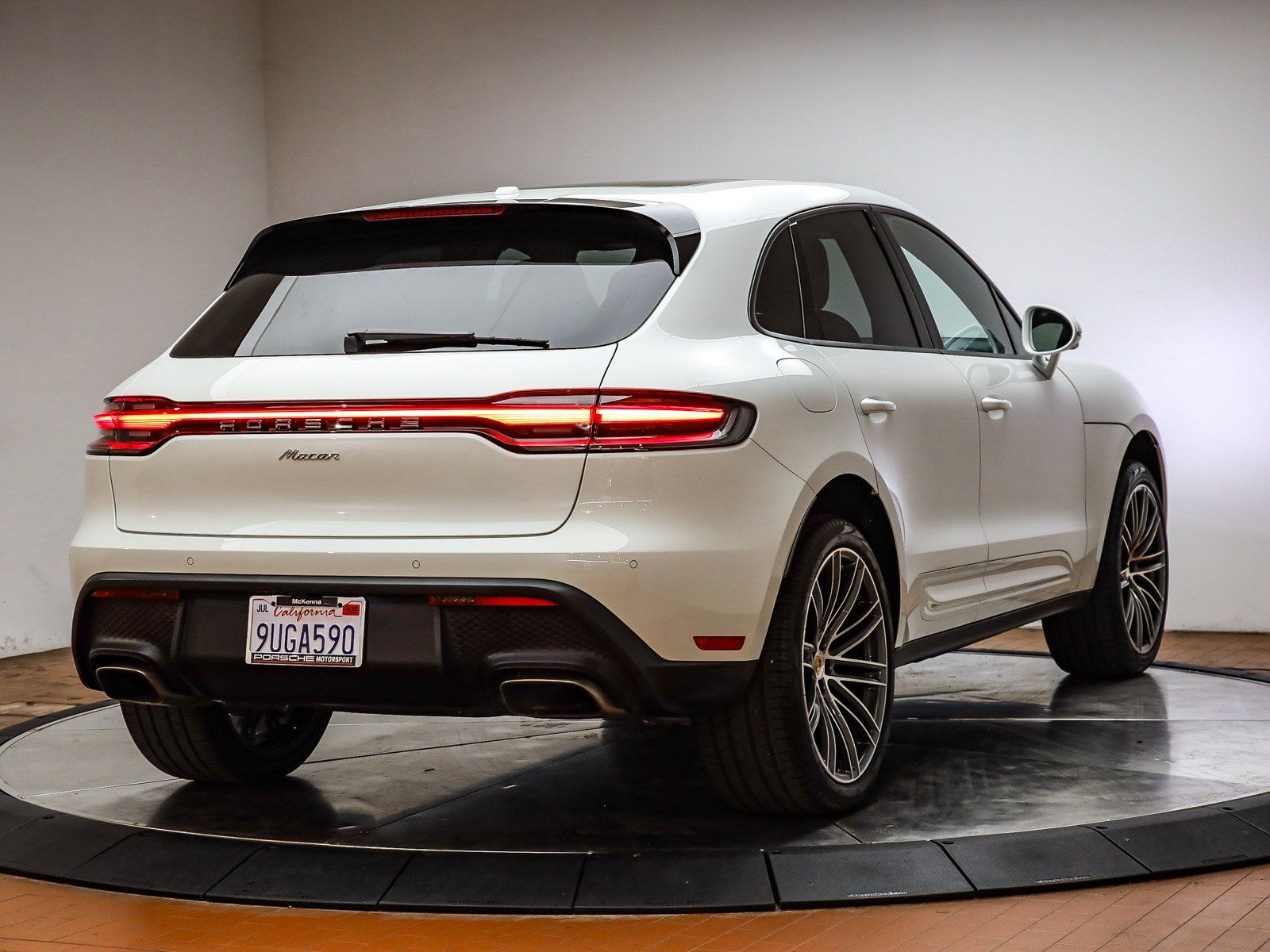 2025 Porsche Macan - Photo 10