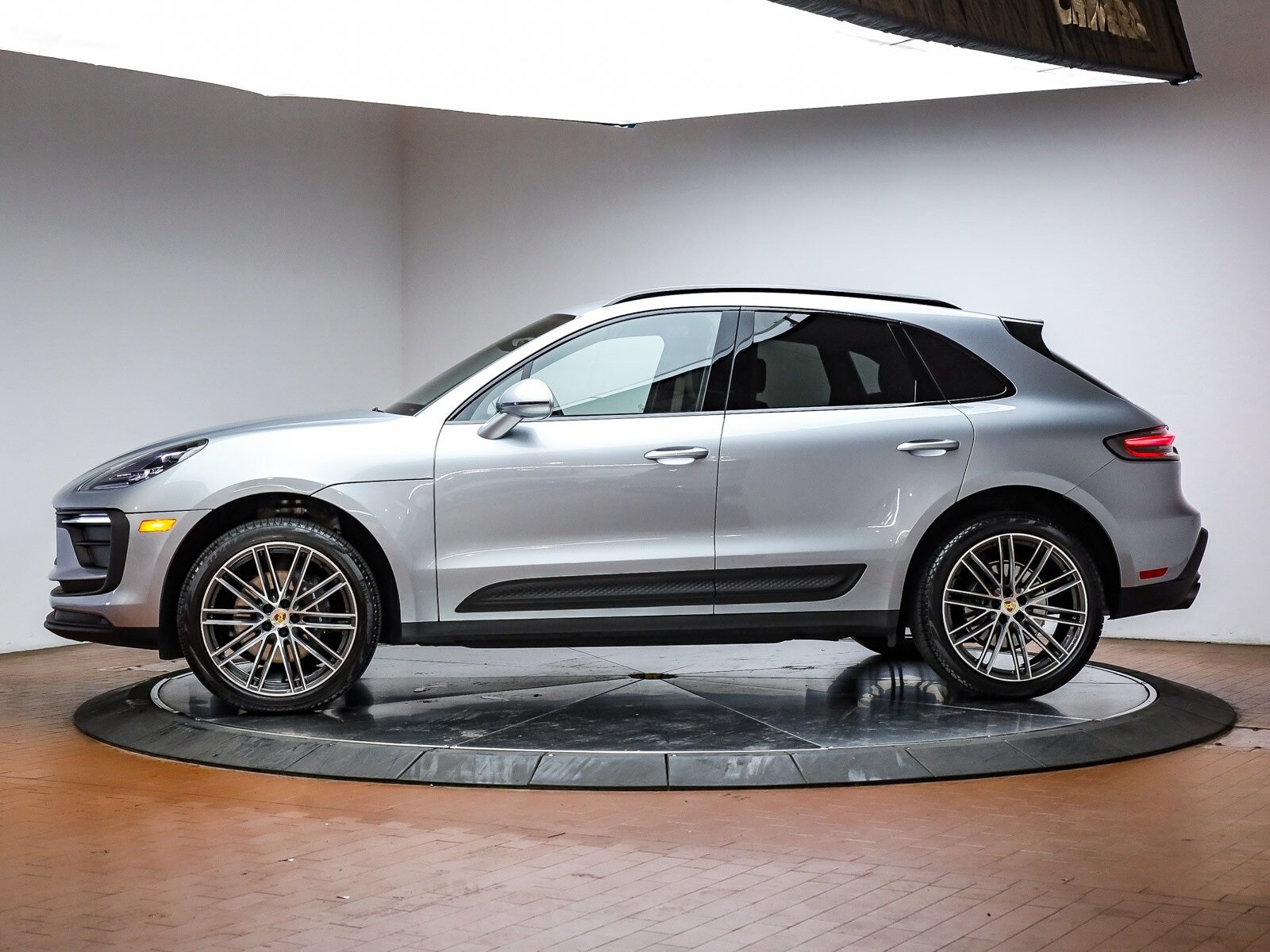 2025 Porsche Macan T photo 2