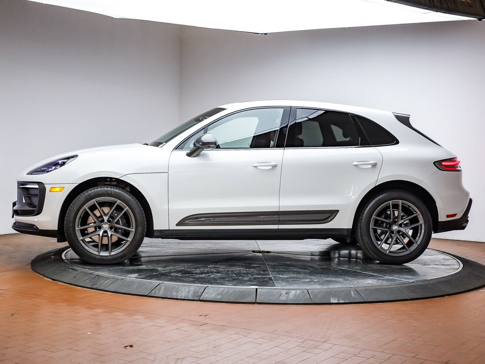 2025 Porsche Macan T photo 2