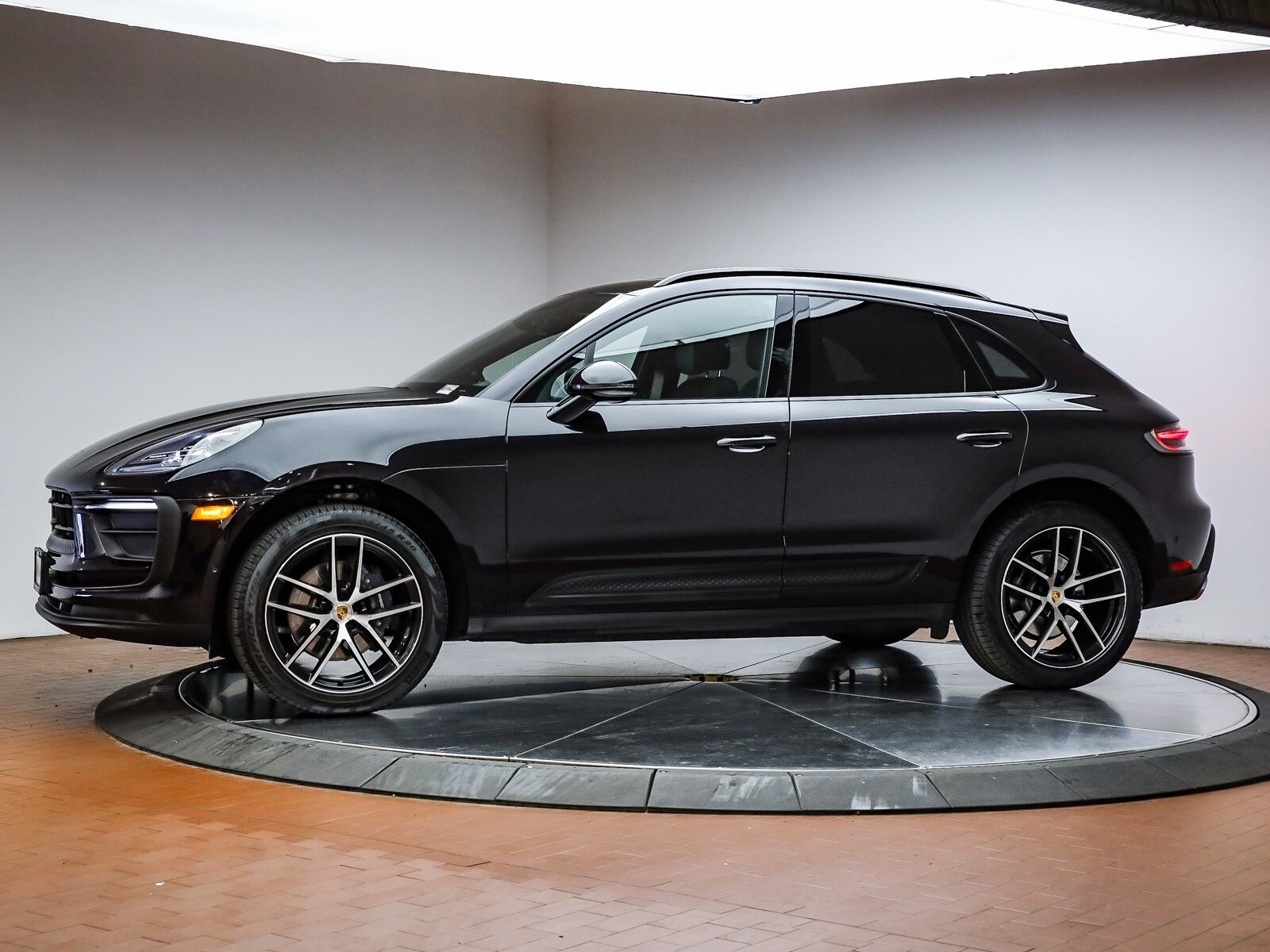 2025 Porsche Macan T photo 2