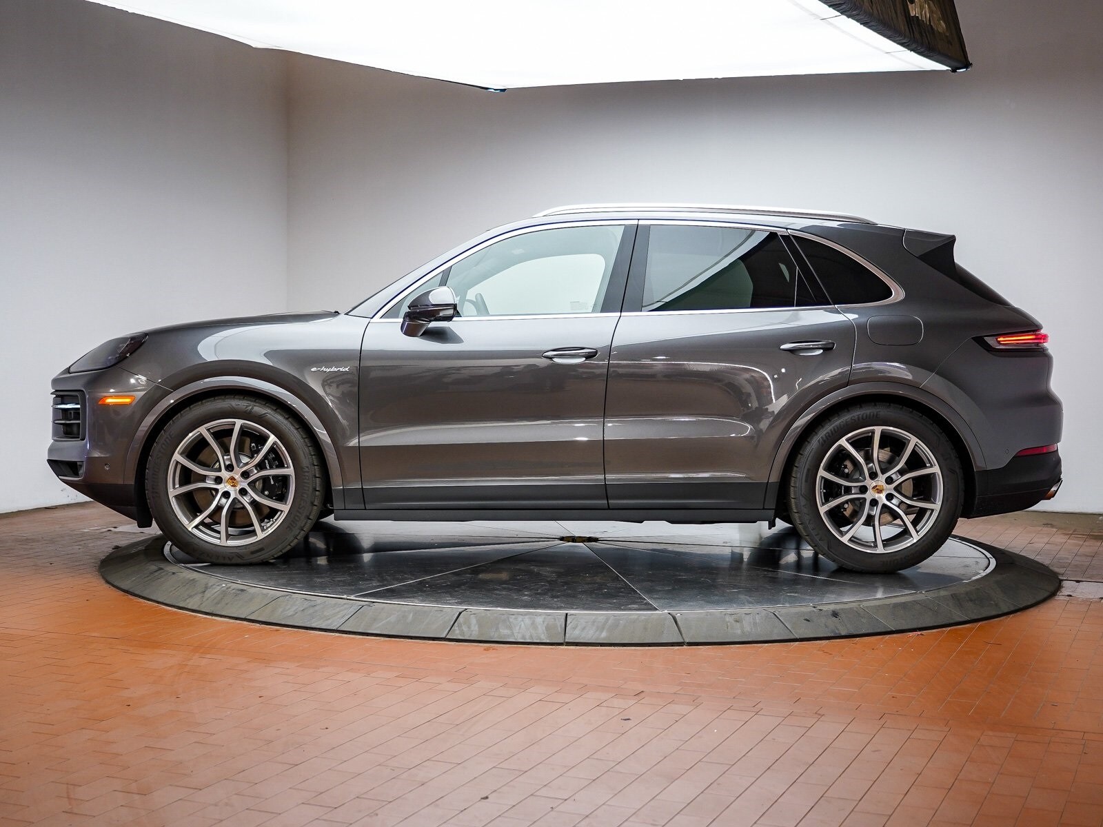 2025 Porsche Cayenne E-Hybrid photo 2