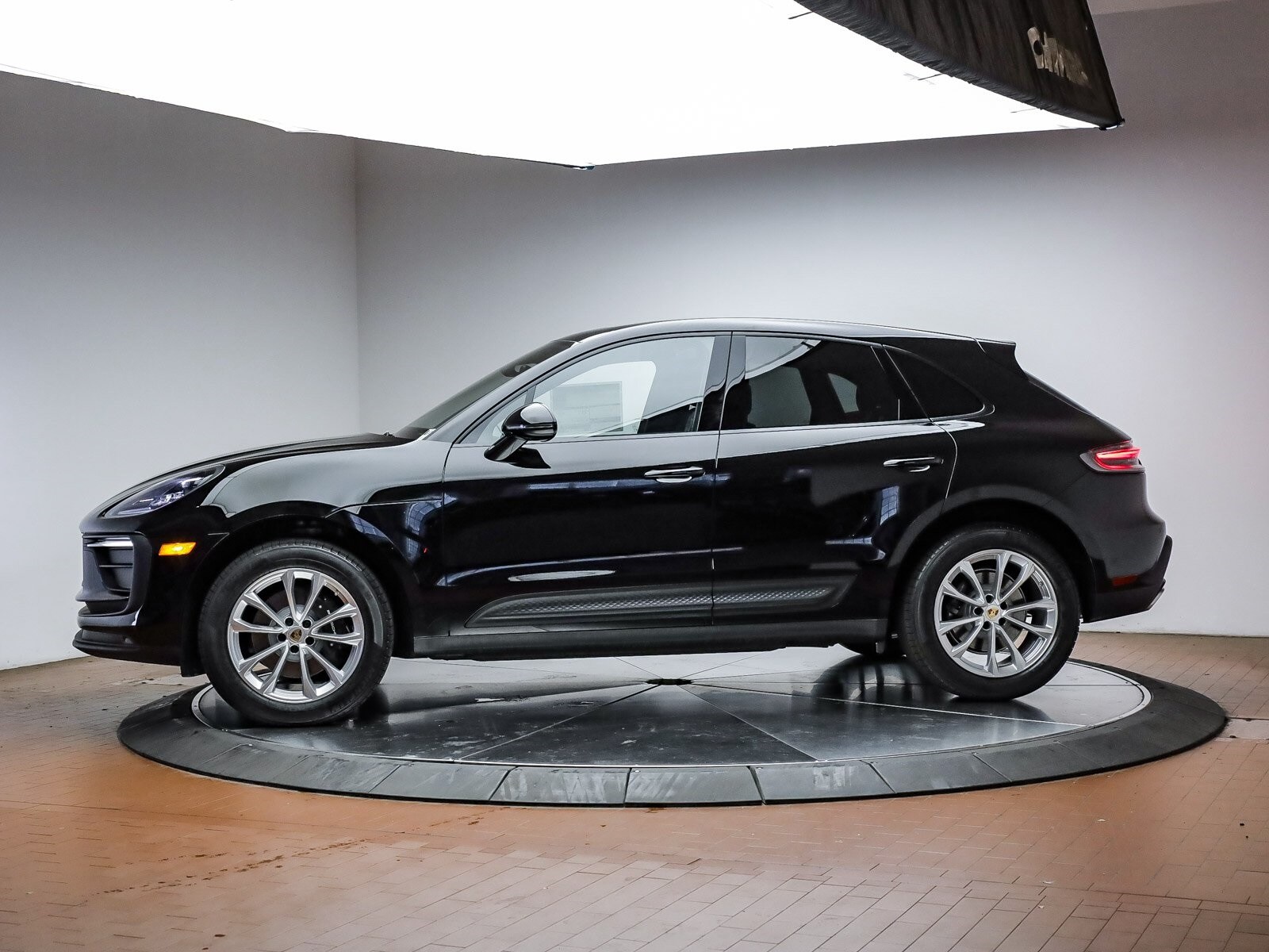 2025 Porsche Macan T photo 2