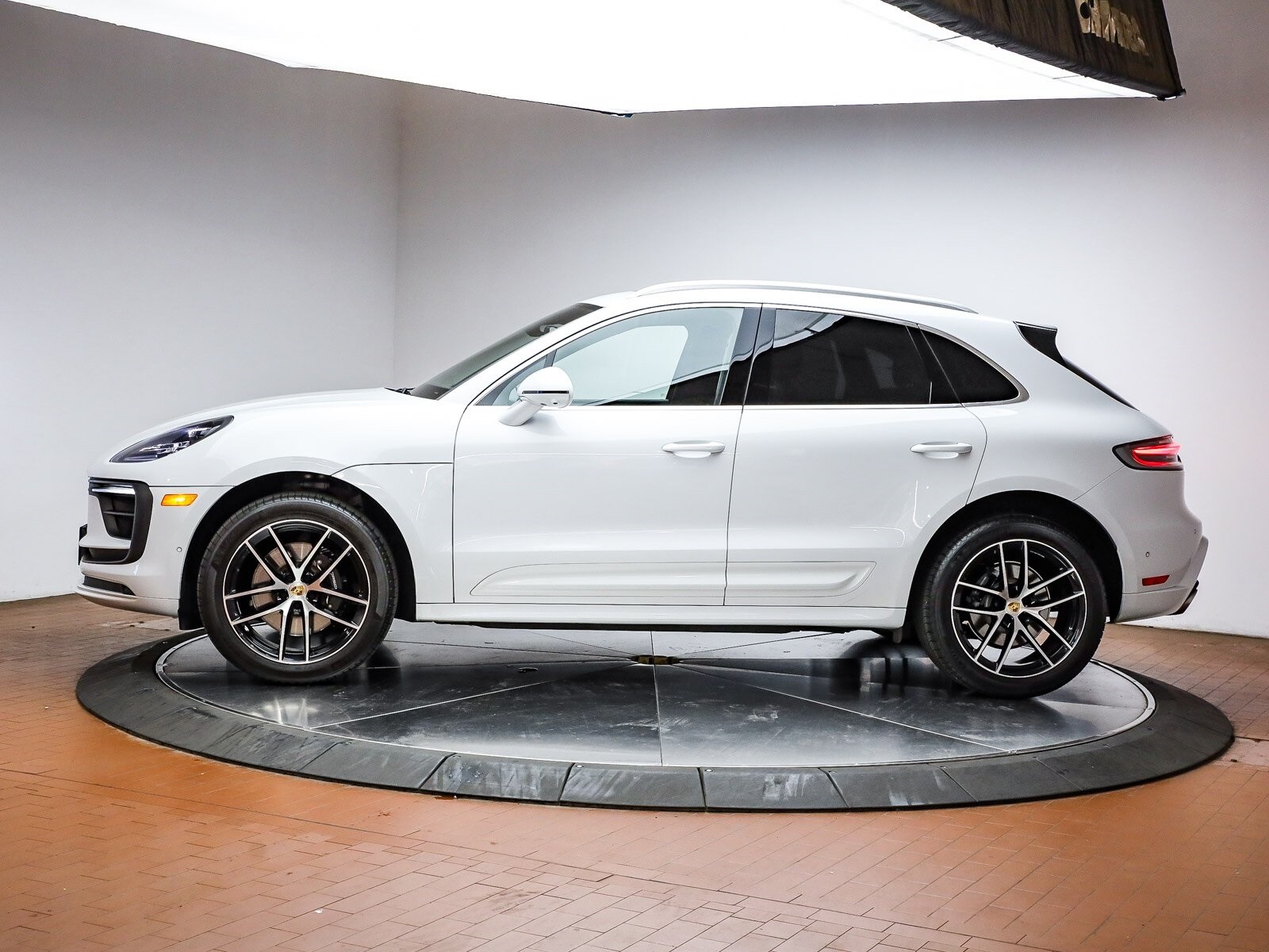 2022 Porsche Macan S photo 2