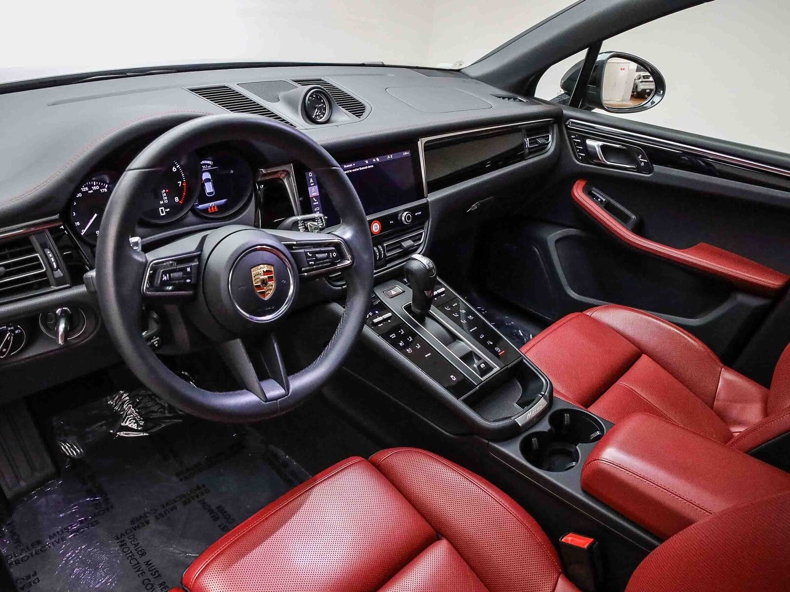 2025 Porsche Macan T photo 4