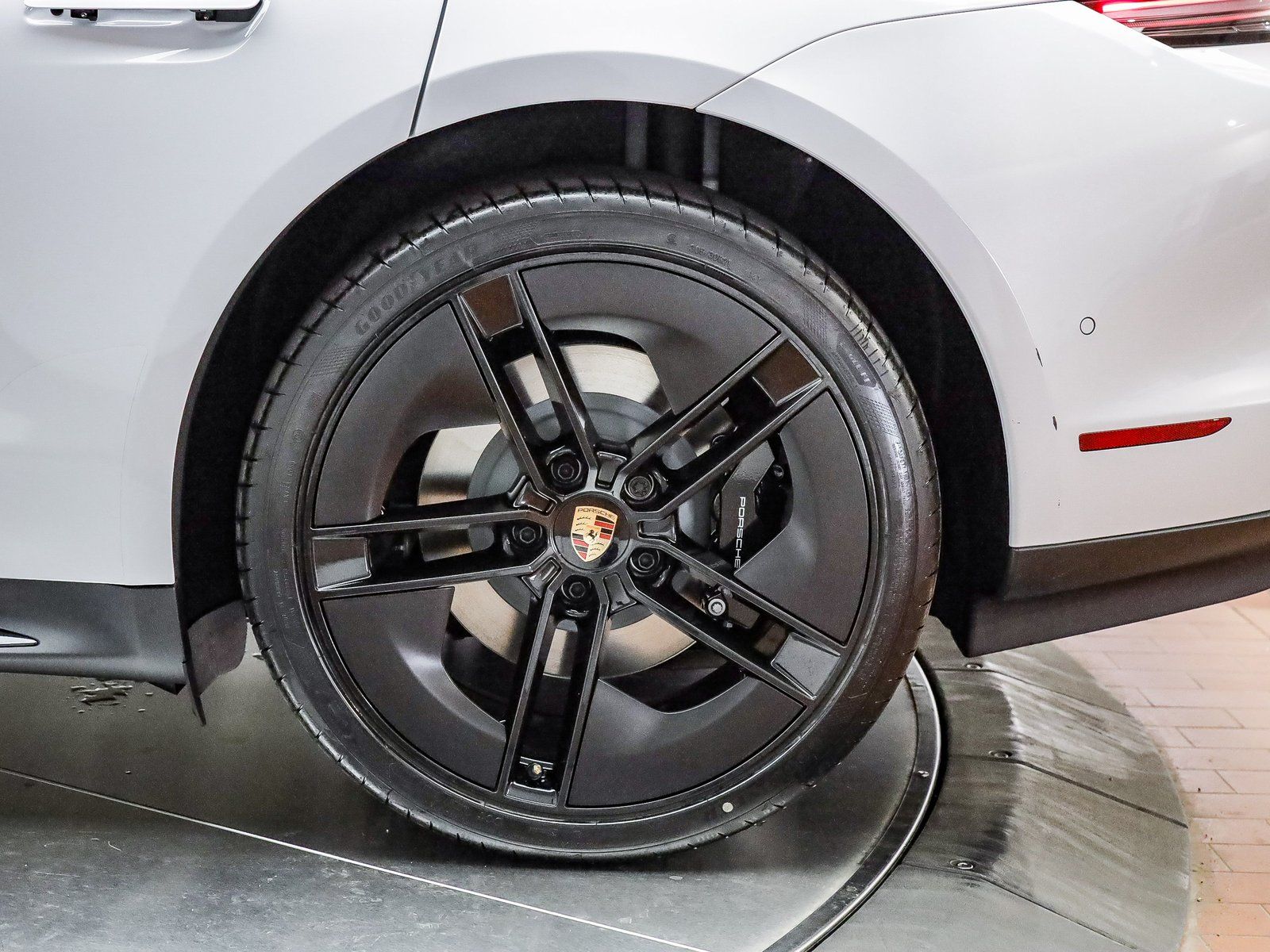 2025 Porsche Taycan GTS - Photo 9