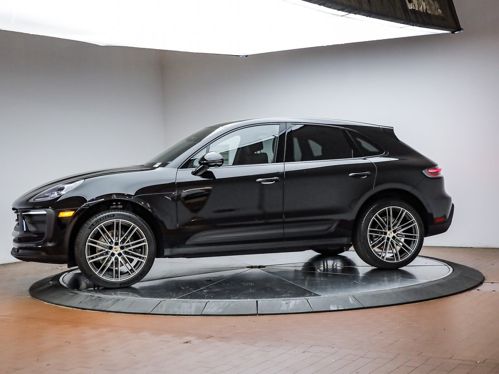 2025 Porsche Macan T photo 2