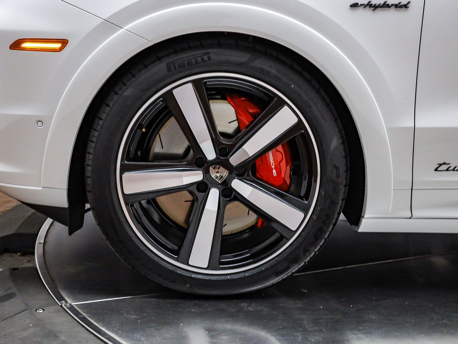 2026 Porsche Cayenne Coup Turbo E-Hybrid - Photo 10