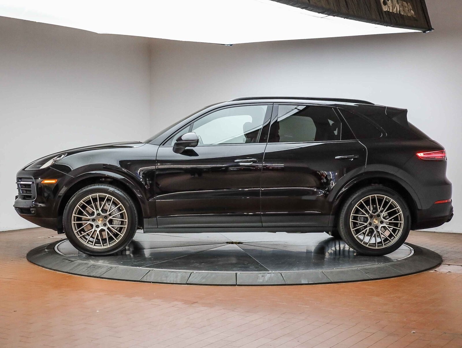 2023 Porsche Cayenne Platinum Edition photo 2