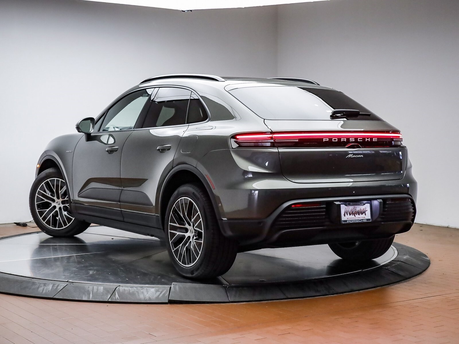 2025 Porsche Macan Electric photo 3