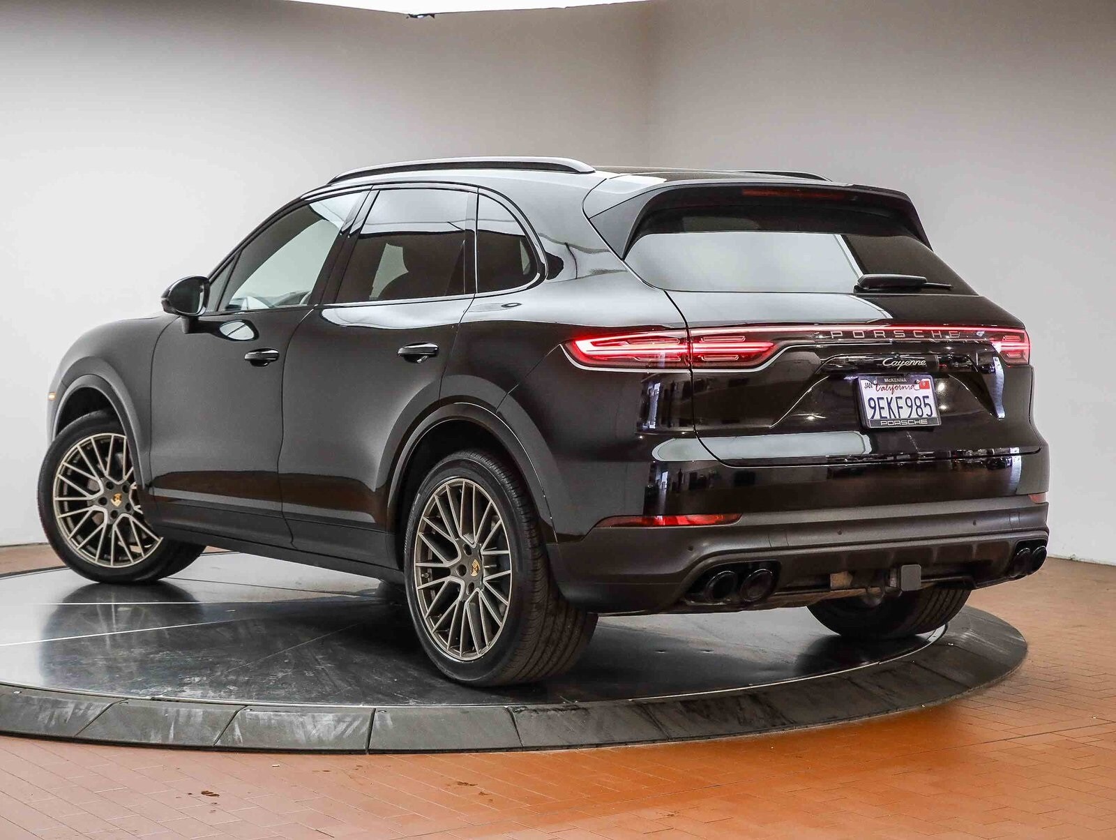 2023 Porsche Cayenne Platinum Edition photo 3