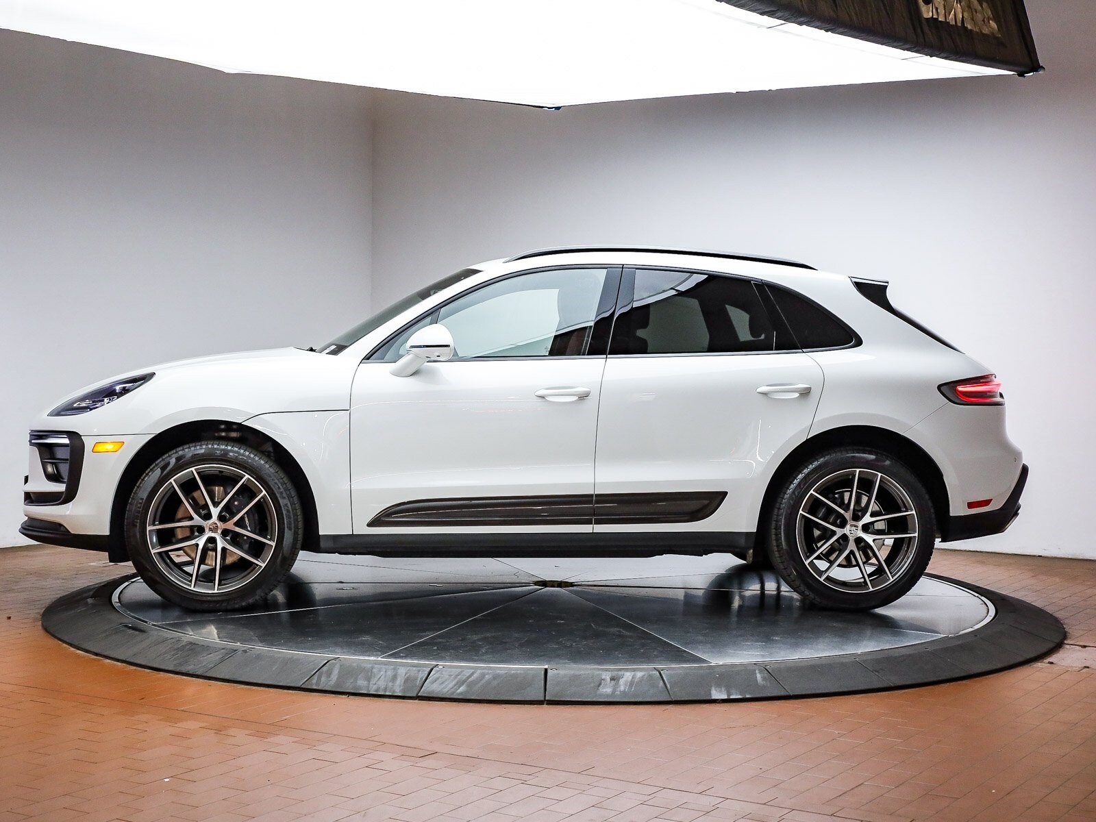 2025 Porsche Macan photo 2