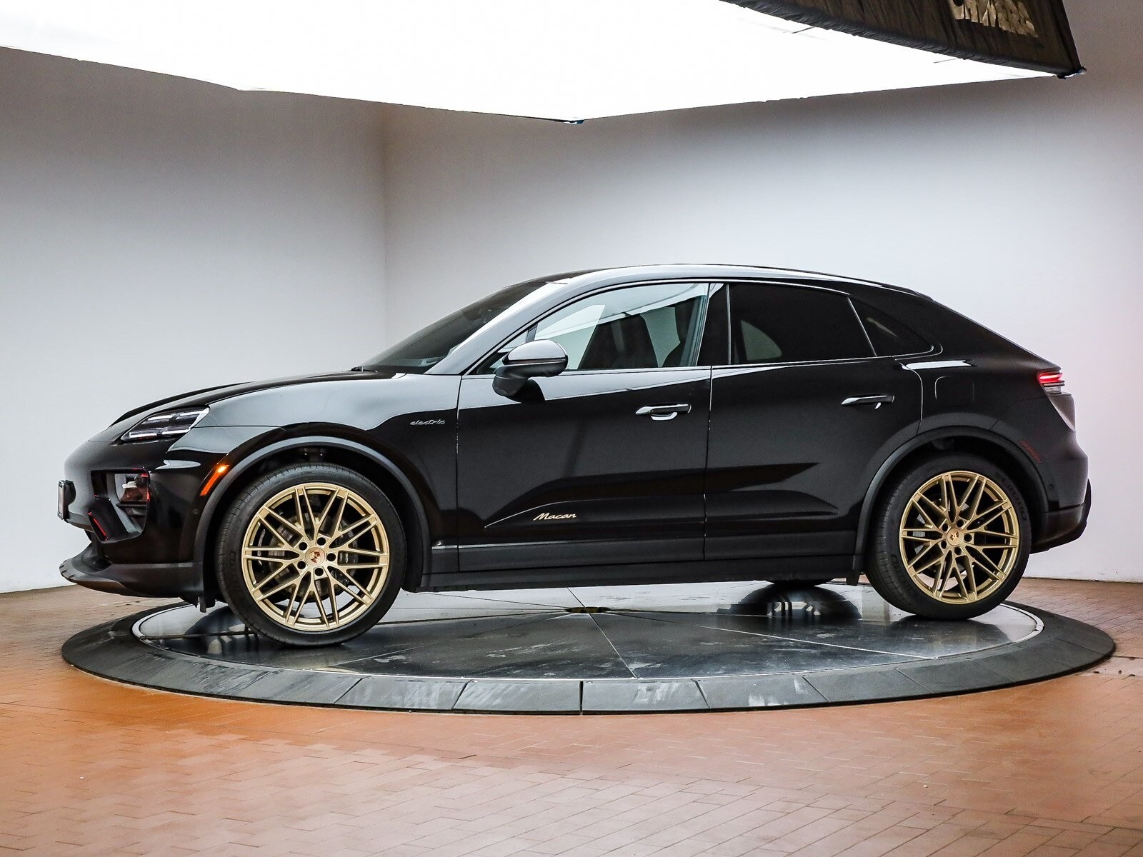 2025 Porsche Macan Electric photo 2