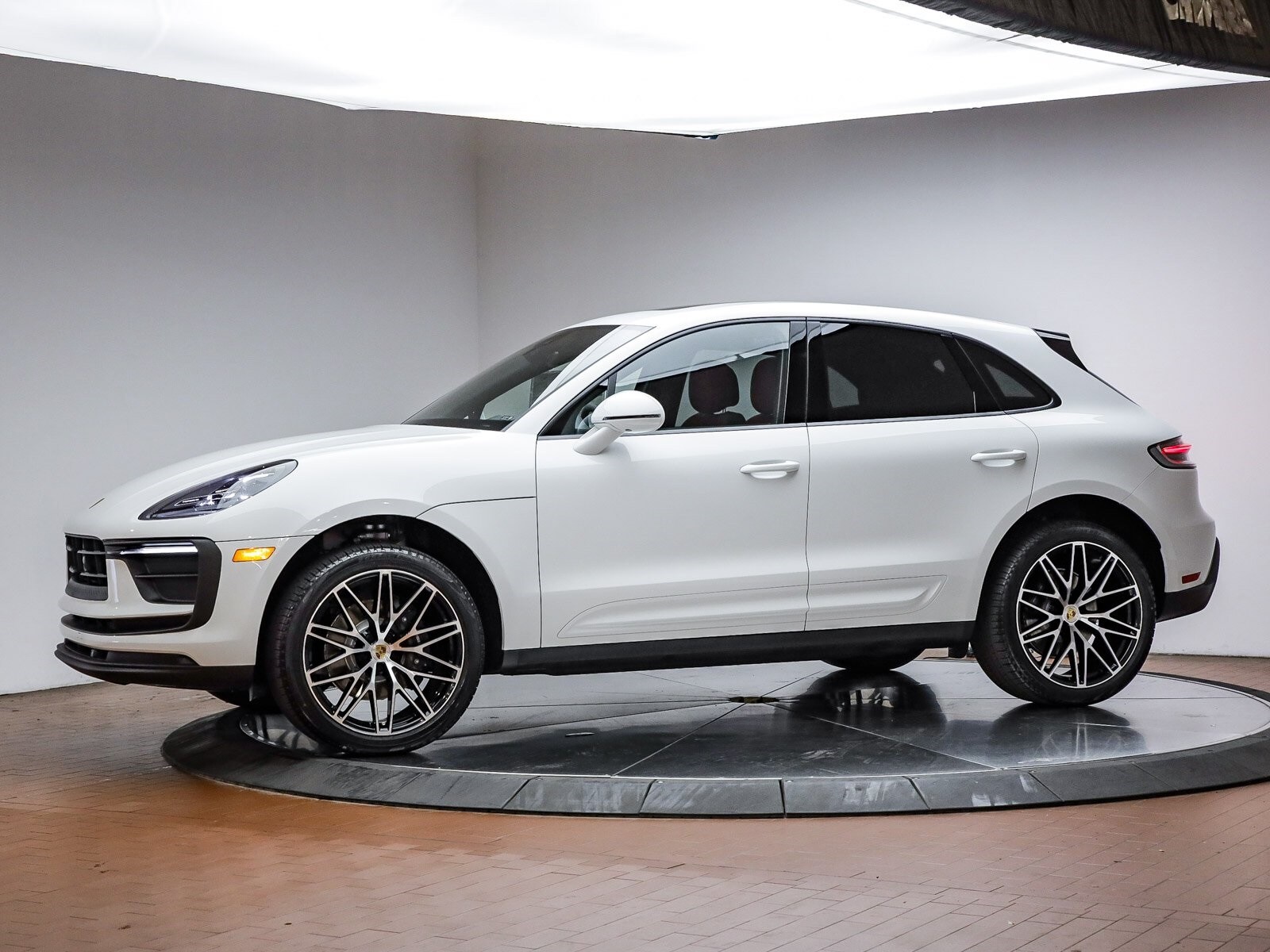 2025 Porsche Macan T photo 2