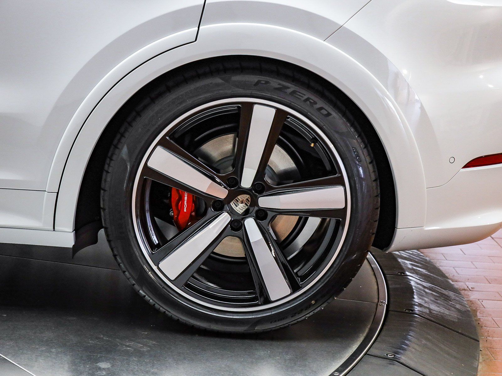 2026 Porsche Cayenne Coup Turbo E-Hybrid - Photo 9