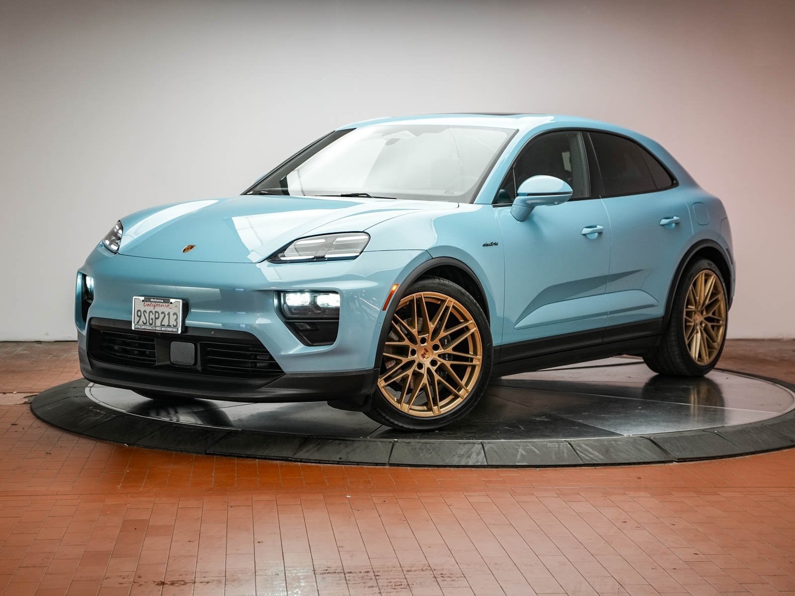 2025 Porsche Macan Base's photo