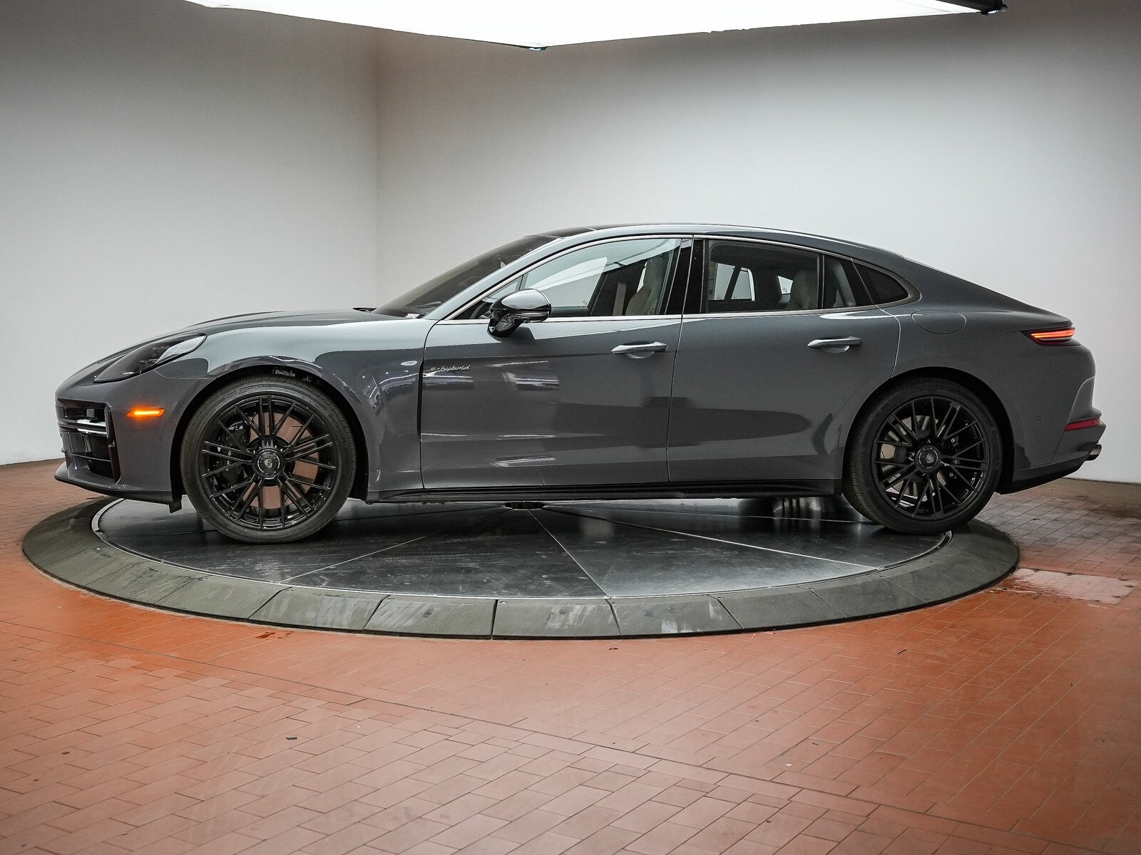 2025 Porsche Panamera E-Hybrid Turbo photo 2