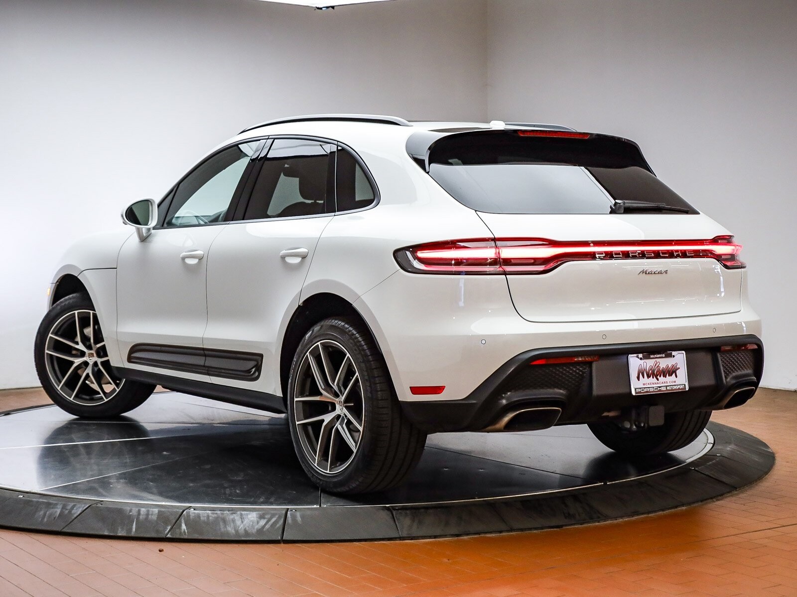 2025 Porsche Macan photo 3