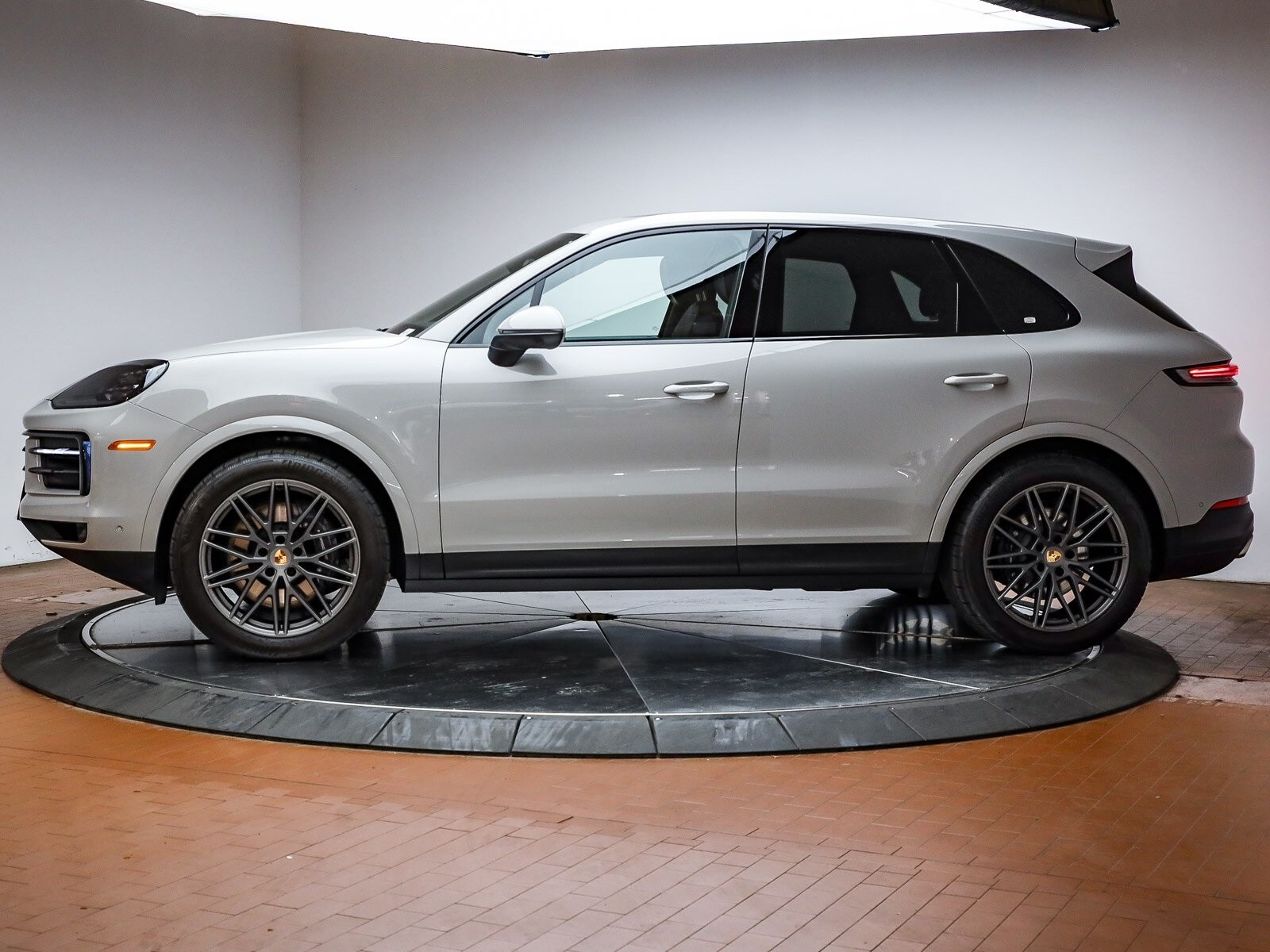 2025 Porsche Cayenne photo 2