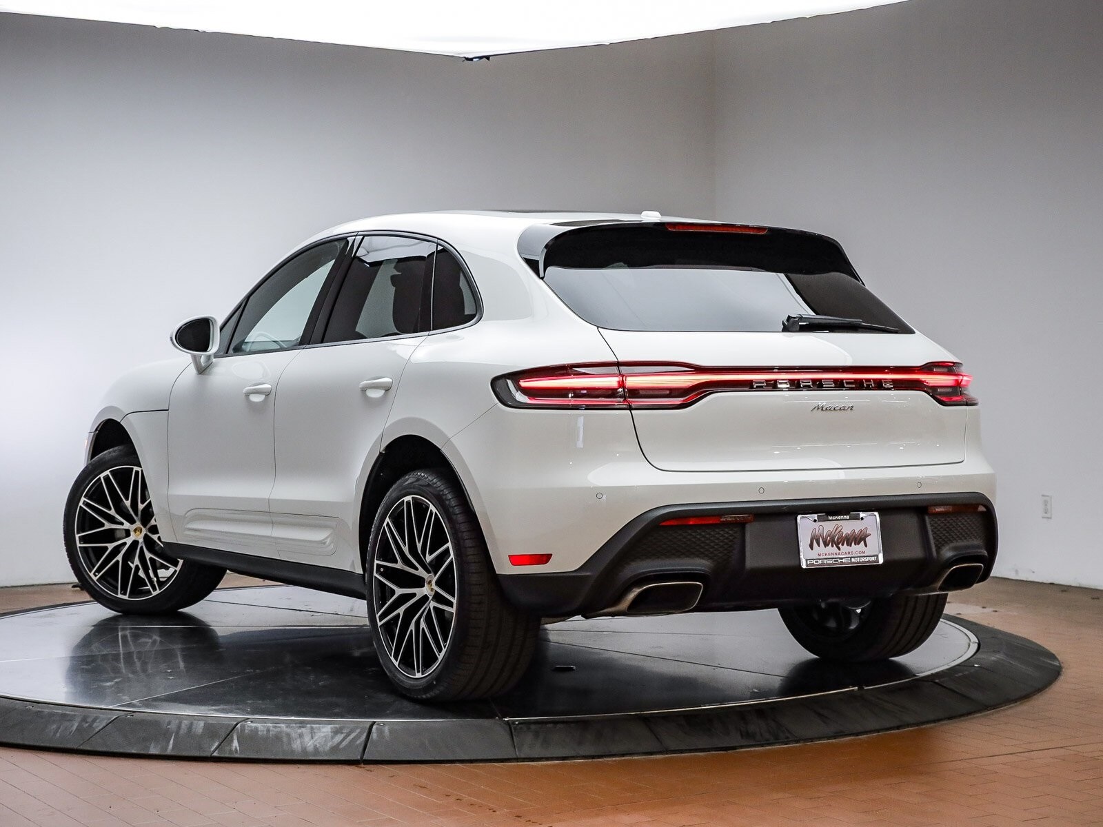 2025 Porsche Macan T photo 3