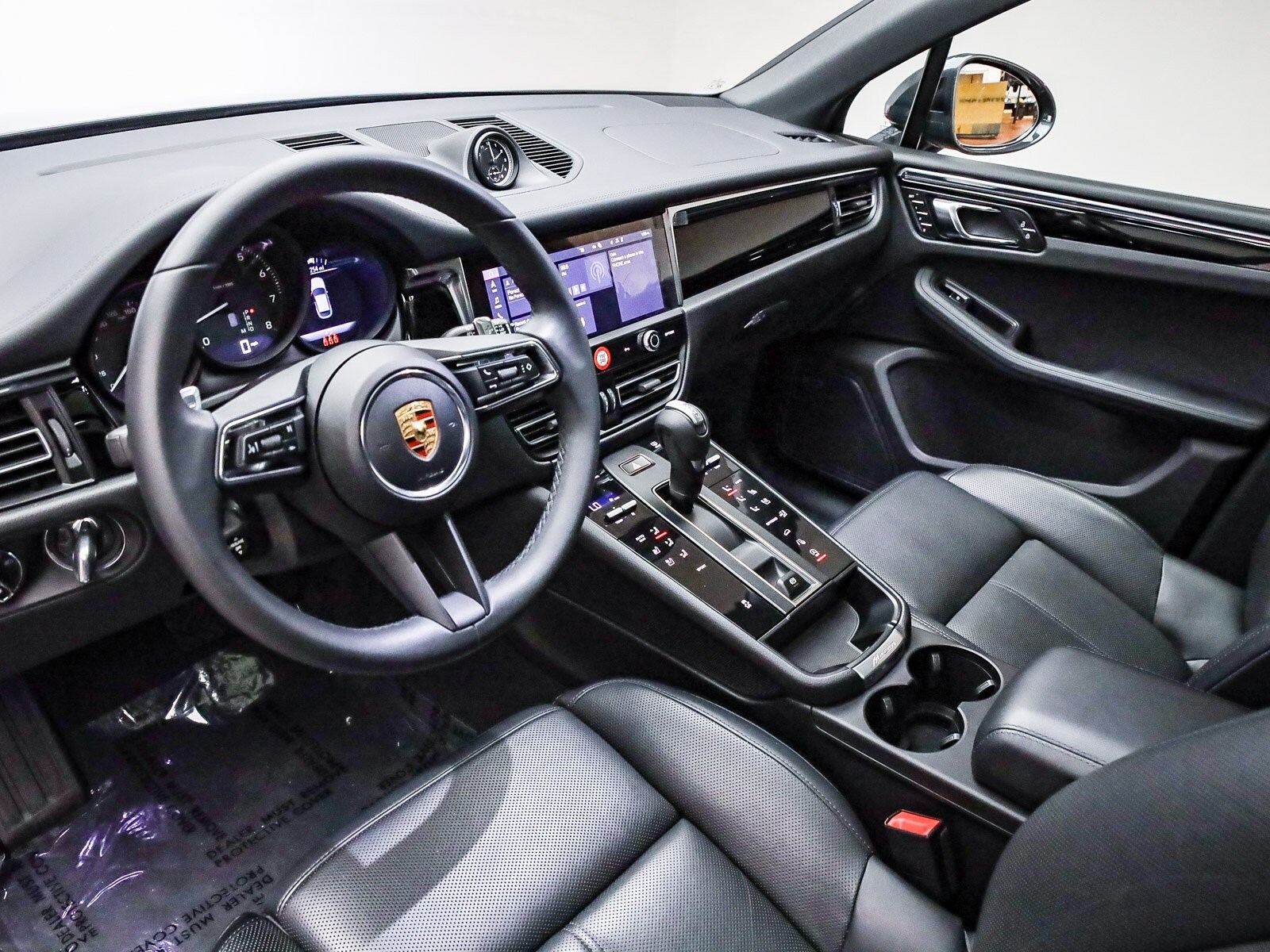 2025 Porsche Macan T photo 4