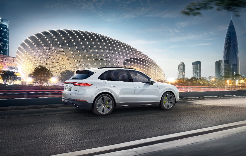 2022-Porsche-Cayenne-EHybrid-SUV-L03-960x610.jpg